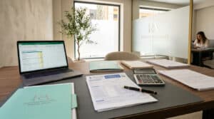 Documentación fiscal para la declaración de la renta en 2026 en una asesoría profesional